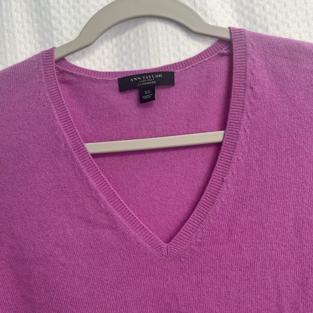 Ann Taylor 100% Cashmere V Neck Pink Sweater Classic Quiet Luxury XS - Picture 2 of 8